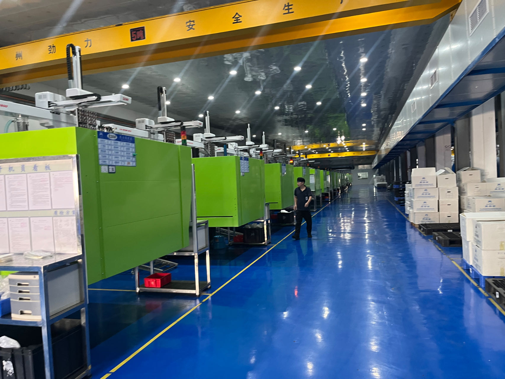 Automated APS production scheduling software dashboard in smart factory solutions